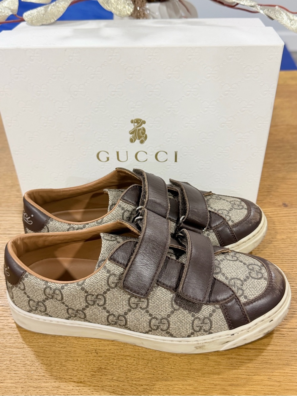 Authentic Gucci children’s GG Supreme sneakers in brown and beige.